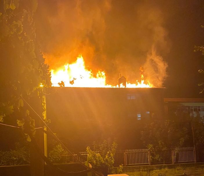 İzmir'de çıkan yangın panik yarattı