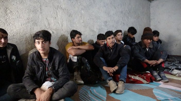 Van'da, evin bodrumunda saklanan 24 kaçak göçmen yakalandı