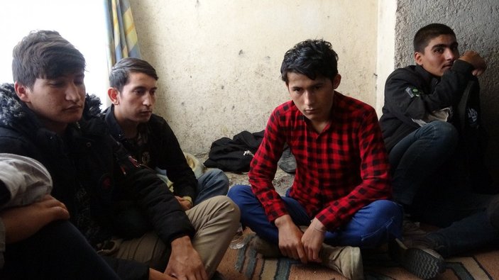 Van'da, evin bodrumunda saklanan 24 kaçak göçmen yakalandı