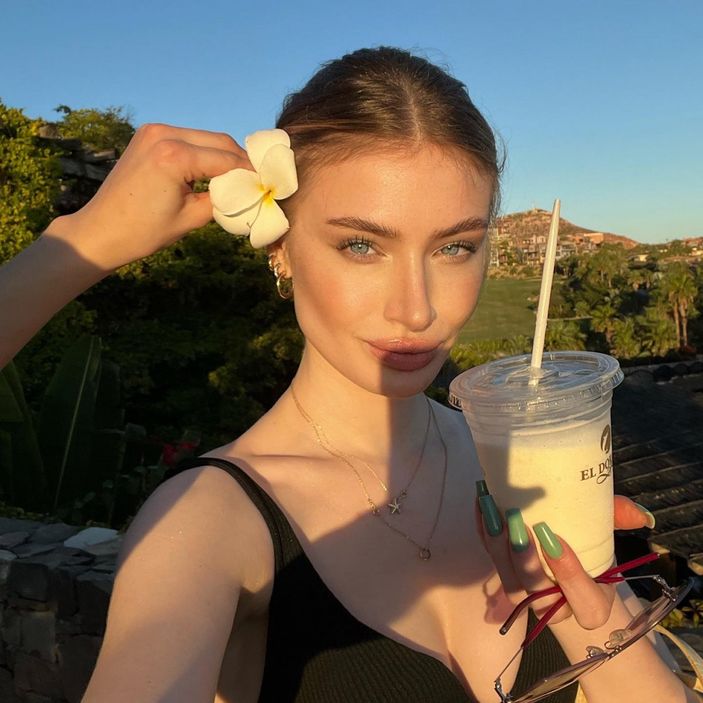 Barış Murat Yağcı'nın yeni aşkı Laura Celine üstsüz pozlarıyla olay oldu! Güzelliğiyle parmak ısırtıyor...