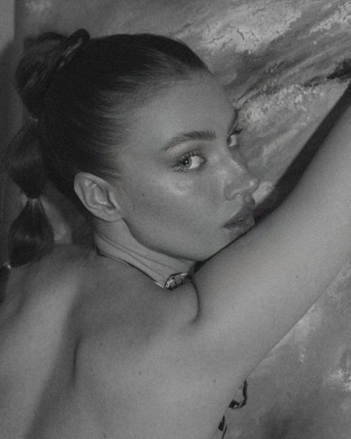 Barış Murat Yağcı'nın yeni aşkı Laura Celine üstsüz pozlarıyla olay oldu! Güzelliğiyle parmak ısırtıyor...