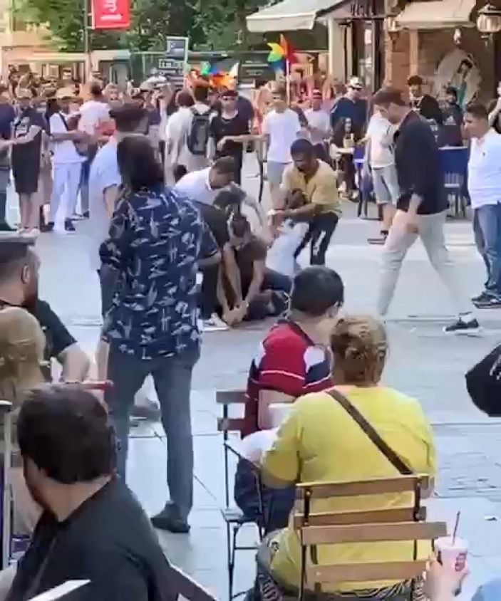 Kadıköy'de satırlı saldırganı, vatandaşlar etkisiz hale getirdi