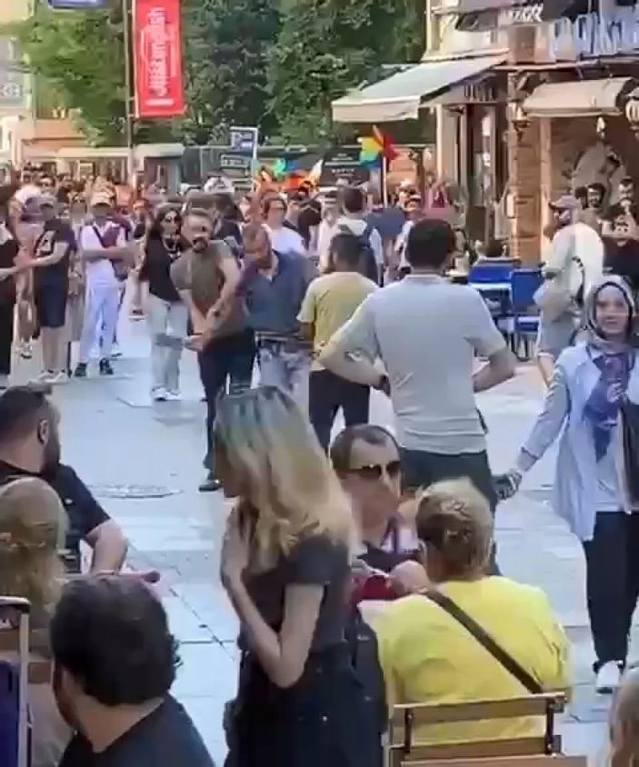 Kadıköy'de satırlı saldırganı, vatandaşlar etkisiz hale getirdi