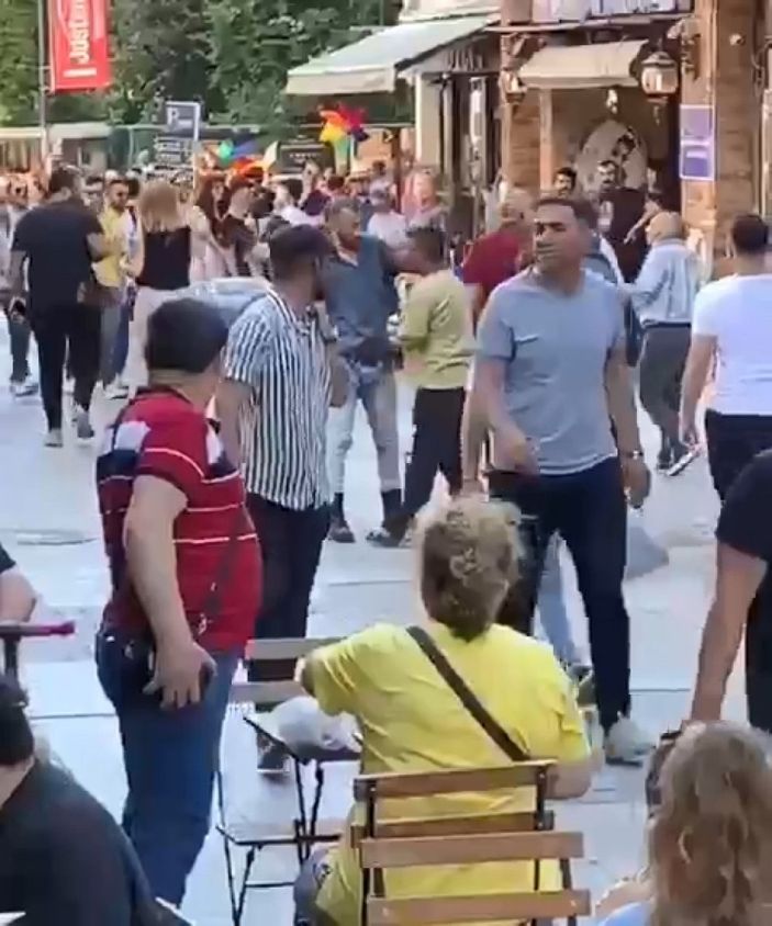 Kadıköy'de satırlı saldırganı, vatandaşlar etkisiz hale getirdi