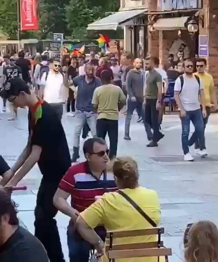 Kadıköy'de satırlı saldırganı, vatandaşlar etkisiz hale getirdi