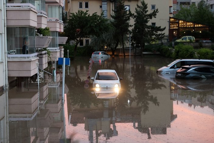 Ankara'da sağanak yağış etkili oldu