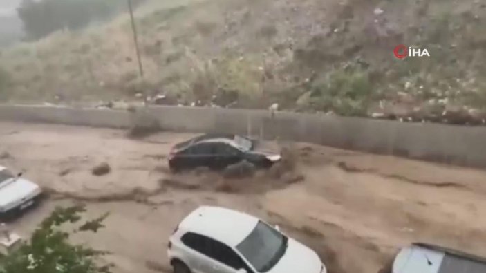 Ankara'da hareket halindeki araçlar sel sularına kapıldı