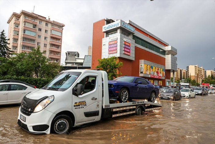 Ankara'da sağanak yağış etkili oldu