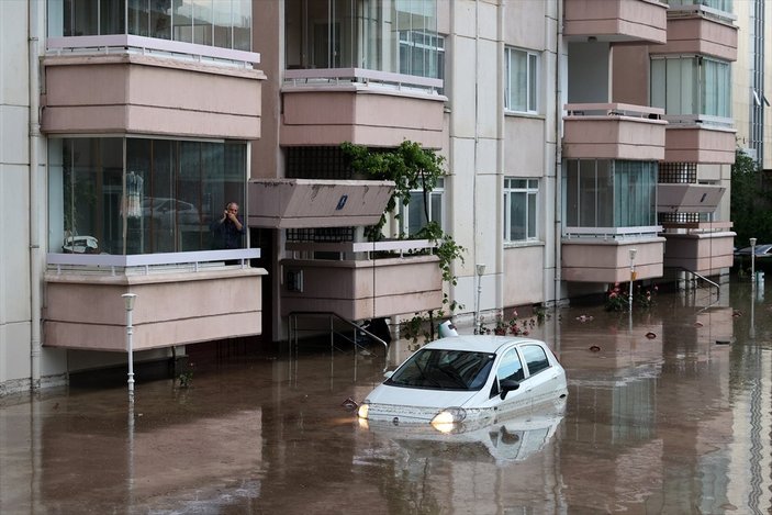 Ankara'da sağanak yağış etkili oldu