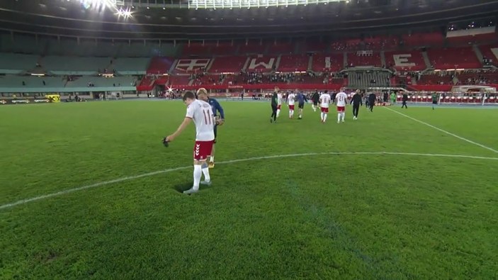 Avusturya-Danimarka maçında sahada dev bir delik açıldı