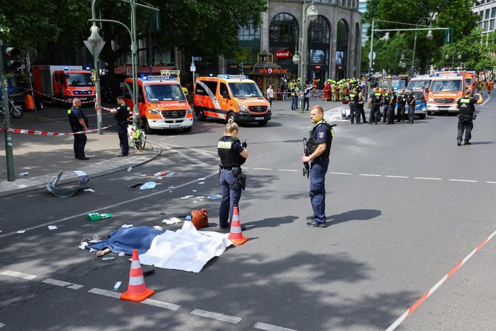 Almanya'da araç kalabalığa daldı: Ölü ve yaralılar var