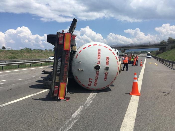 d Bolu'da LPG tankeri devrildi, TEM otoyolu kapandı