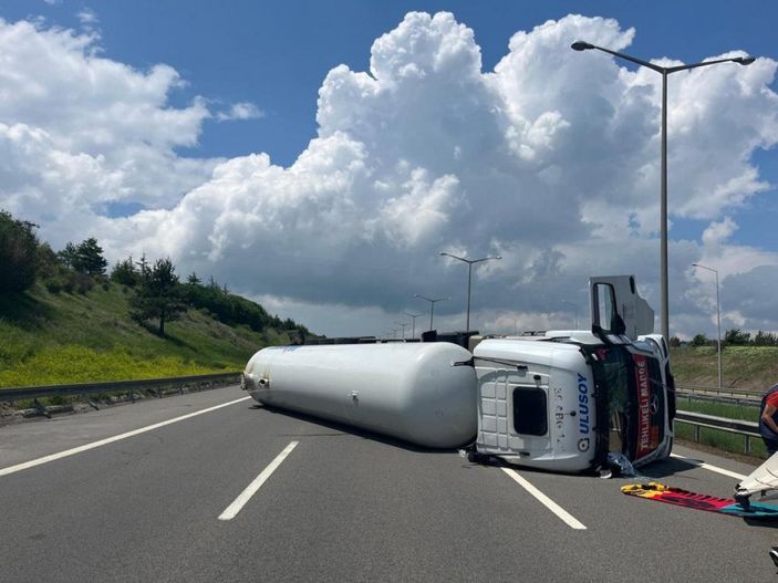 d Bolu'da LPG tankeri devrildi, TEM otoyolu kapandı