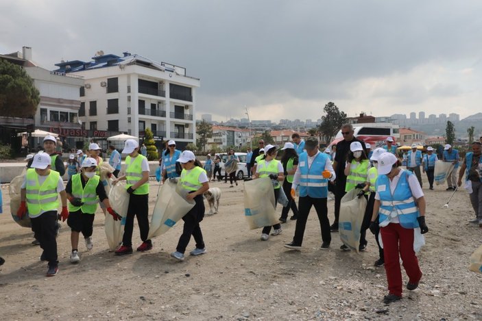 Büyükçekmece'de denizden yüzlerce kilo çöp çıktı