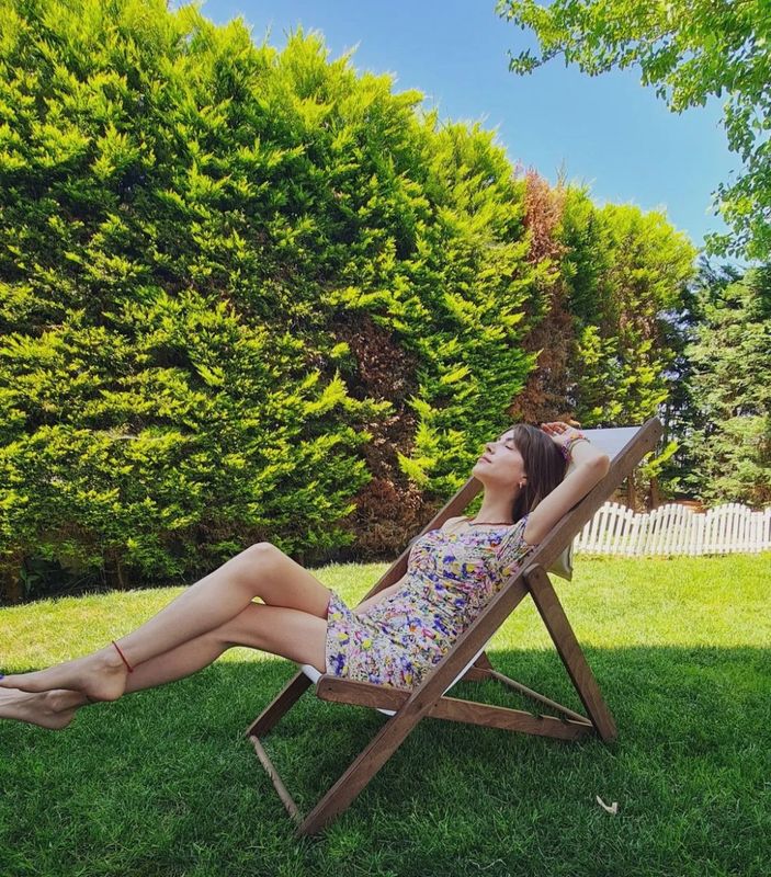 Teşkilat'ın Zehra'sı sere serpe uzandı, bacak bacak üstüne attı! Mini elbisesiyle ortalığı kasıp kavurdu