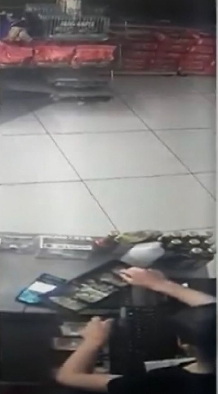 d Bağcılar’da, sadaka kutusu hırsızlığı kamerada