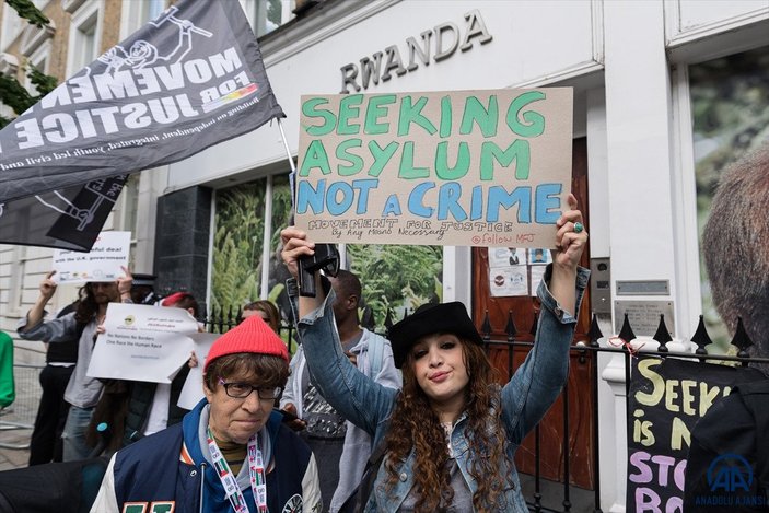 İngiltere’de 'Ruanda' protestosu