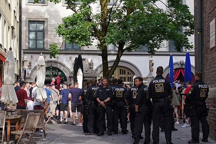 Nazi selamı veren İngiliz taraftarlar tutuklandı