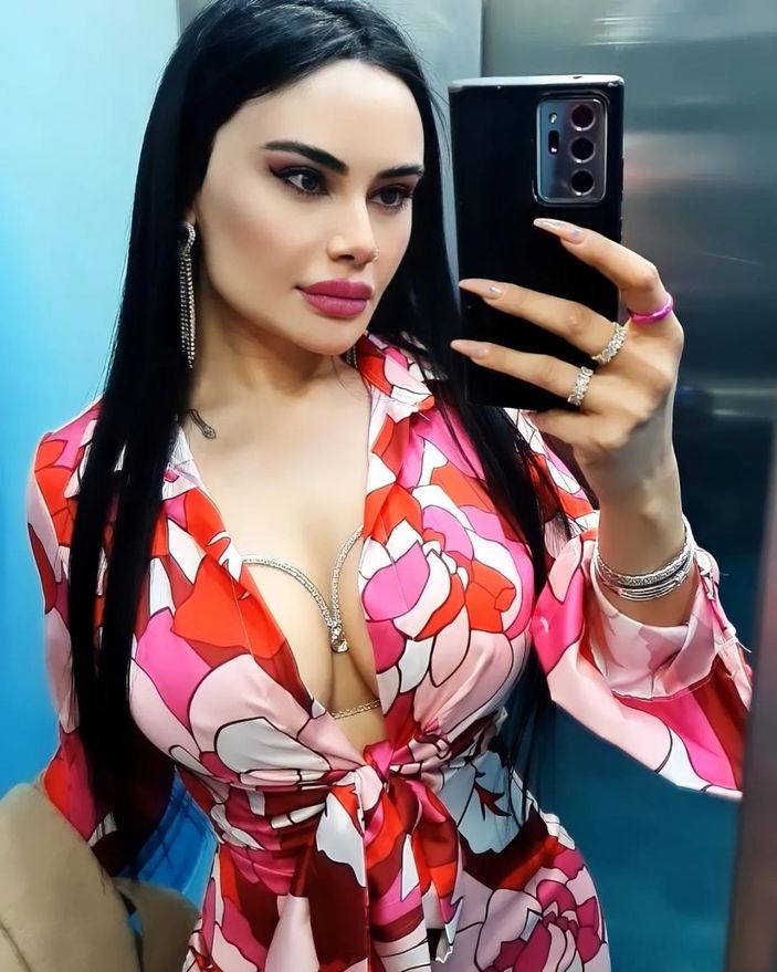 Eski gelin adayı Naz Mila'nın müstehcen pozları olay oldu, yorumlar coştu! 'Ayakkabından su içilir'