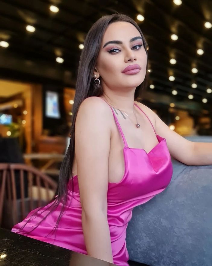 Eski gelin adayı Naz Mila'nın müstehcen pozları olay oldu, yorumlar coştu! 'Ayakkabından su içilir'