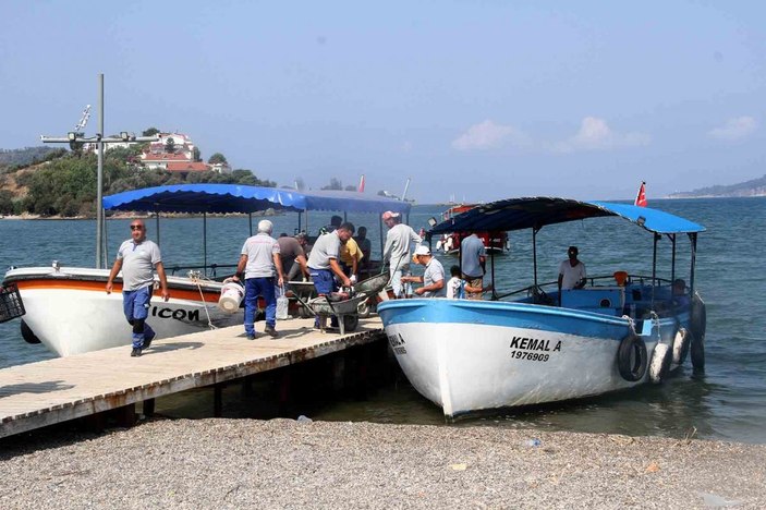 Muğla'da tekneyle gelen ekipler, kaçak binayı yıkmaya başladı