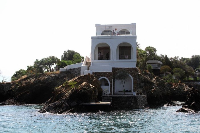 Muğla'da tekneyle gelen ekipler, kaçak binayı yıkmaya başladı
