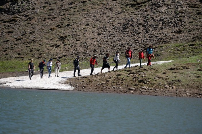Yayla Dağı zirvesindeki göle 7 kilometrelik yürüyüşle ulaştılar