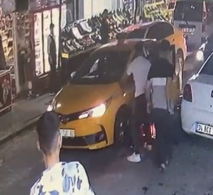 Zeytinburnu'ndaki taksici, motosikletliyi ezmeye çalıştı