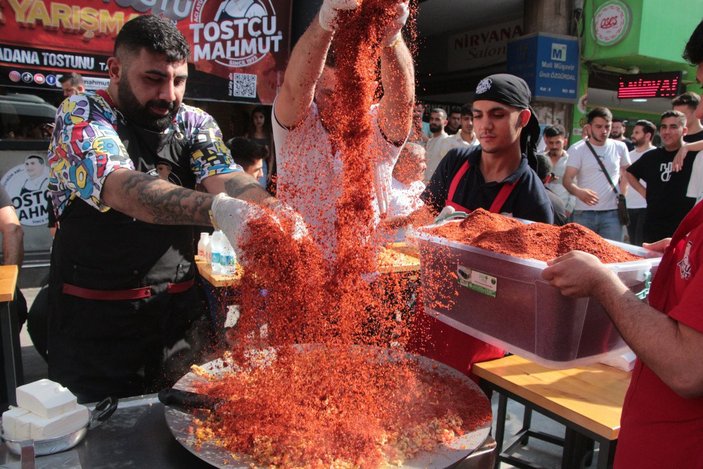 Adana’da tost yeme yarışmasında bayıldı