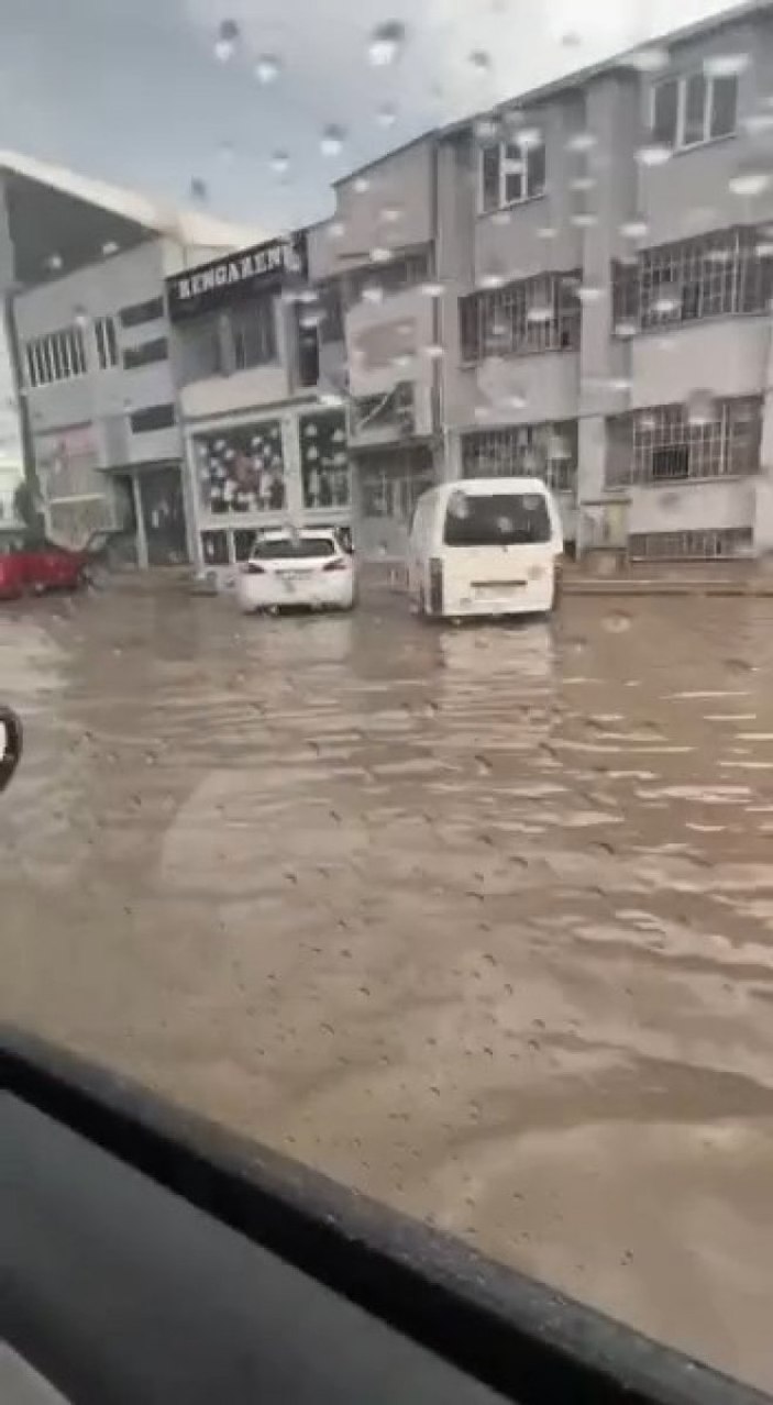 Bursa’da sağanak yağış etkili oldu