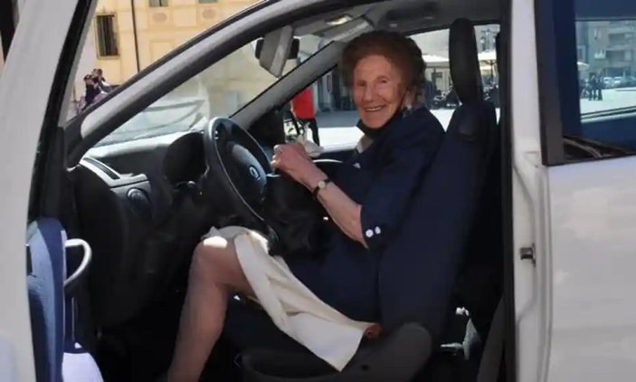 100 yaşındaki İtalyan kadının ehliyeti yenilendi