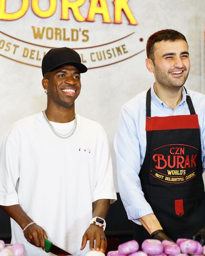 Real Madridli futbolcular, CZN Burak’ın mekanına gitti