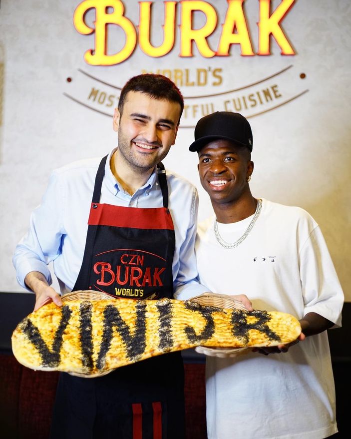 Real Madridli futbolcular, CZN Burak’ın mekanına gitti