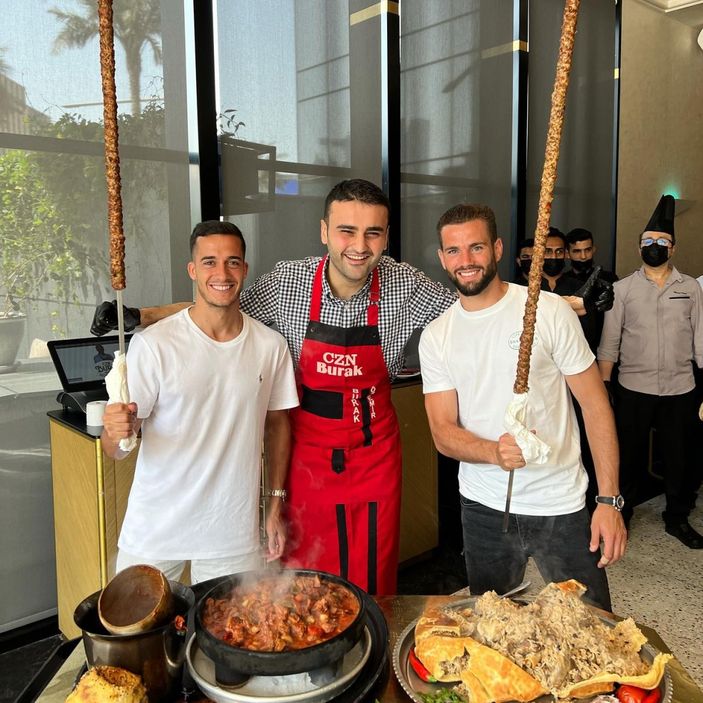 Real Madridli futbolcular, CZN Burak’ın mekanına gitti