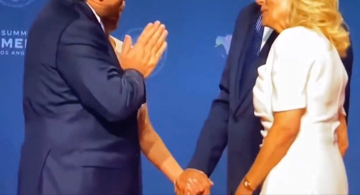 Joe Biden, Arjantinli mevkidaşı Fernandez'in eşinin elini bırakmadı
