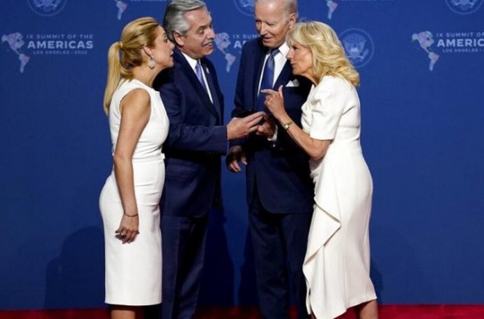 Joe Biden, Arjantinli mevkidaşı Fernandez'in eşinin elini bırakmadı