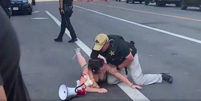 Joe Biden'ı protesto eden kadına polisten sert müdahale