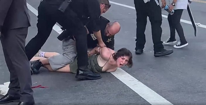 Joe Biden'ı protesto eden kadına polisten sert müdahale