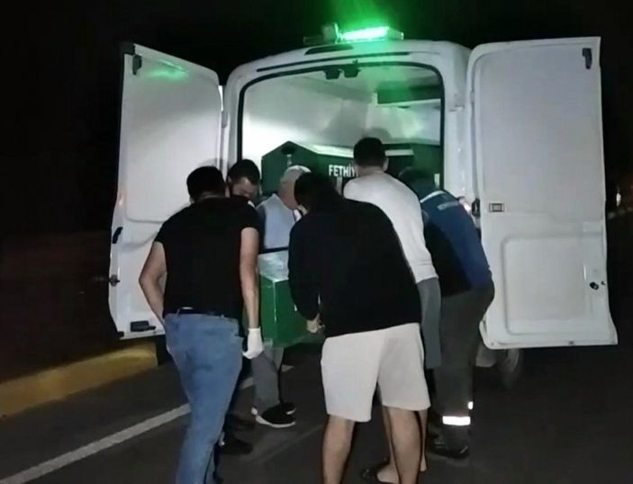 d Muğla'da yaya geçidinden karşıya geçmek isteyen çifte araba çarptı: 1 ölü