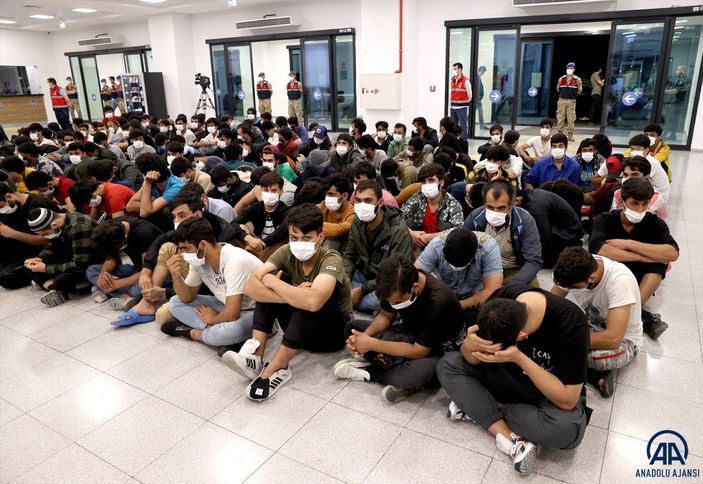 Afganistan uyruklu 221 düzensiz göçmen sınır dışı edildi