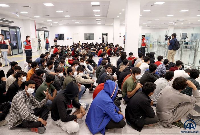 Afganistan uyruklu 221 düzensiz göçmen sınır dışı edildi