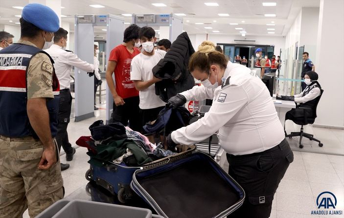 Afganistan uyruklu 221 düzensiz göçmen sınır dışı edildi