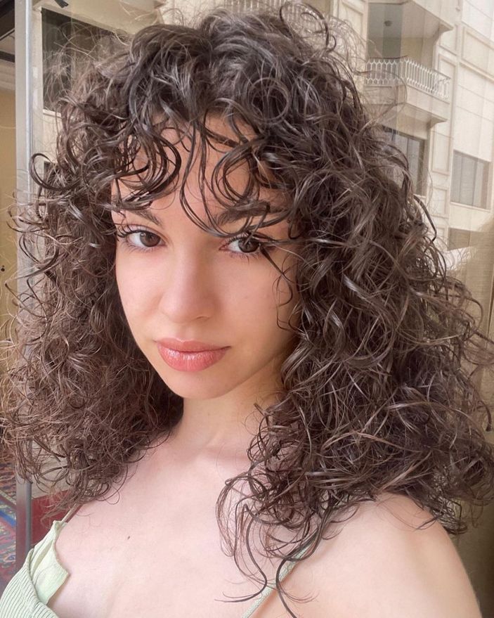 Kardeşlerim'in Asiye'si kıvırcık saçları ve dekoltesiyle Instagram'ı salladı! 'Bakışlarına eridik'