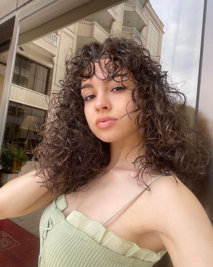 Kardeşlerim'in Asiye'si kıvırcık saçları ve dekoltesiyle Instagram'ı salladı! 'Bakışlarına eridik'