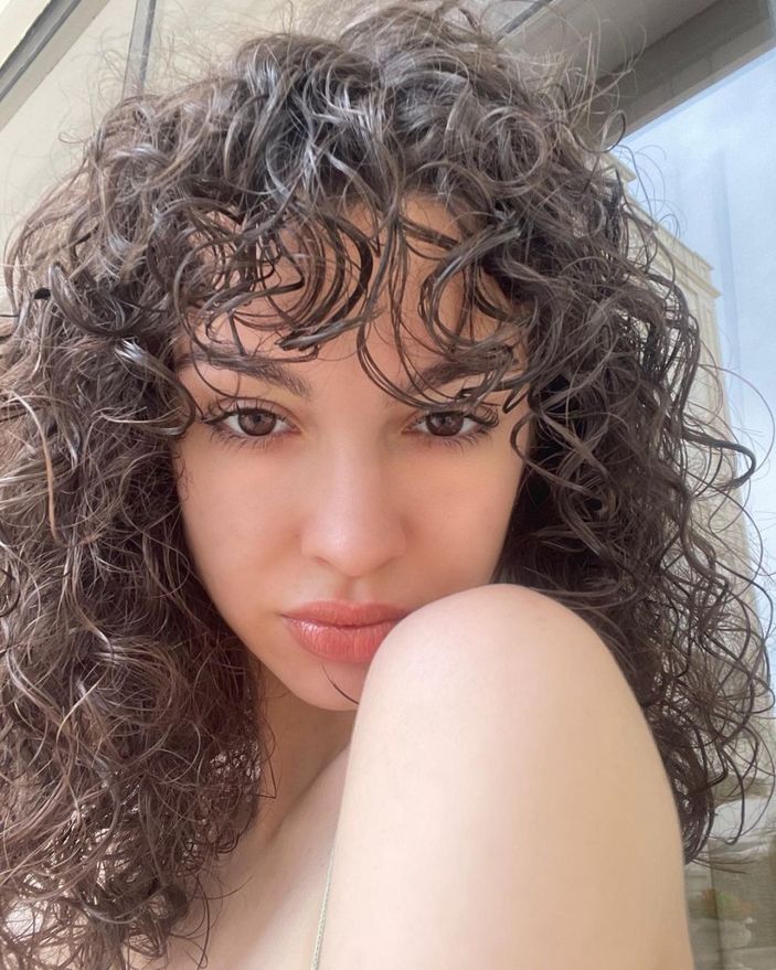 Kardeşlerim'in Asiye'si kıvırcık saçları ve dekoltesiyle Instagram'ı salladı! 'Bakışlarına eridik'