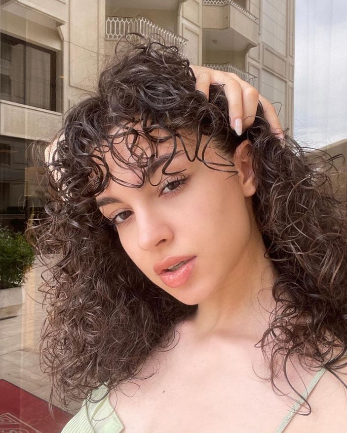 Kardeşlerim'in Asiye'si kıvırcık saçları ve dekoltesiyle Instagram'ı salladı! 'Bakışlarına eridik'