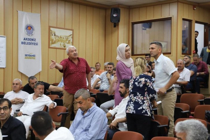 Mersin'de Akdeniz Belediye Meclisi'nde 'İstiklal Marşı' ve 'Öcalan' gerginliği