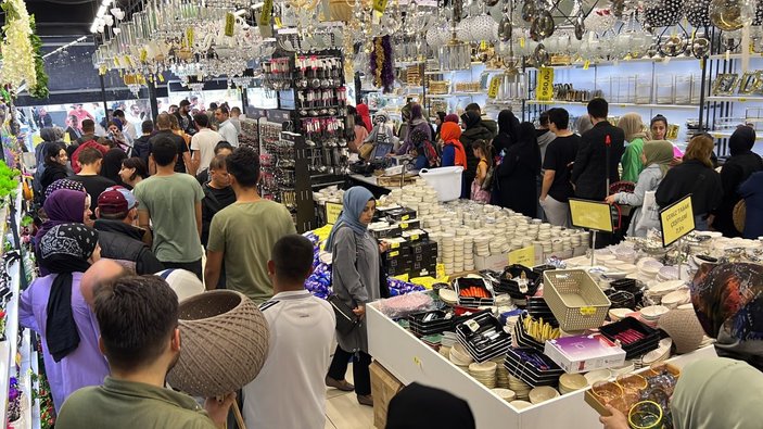 Düzce'de mağaza izdihamı: Yüzde 50 indirimi duyan koştu