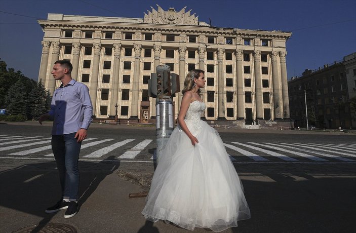 Ukrayna'da bombaların altında düğün yapıldı