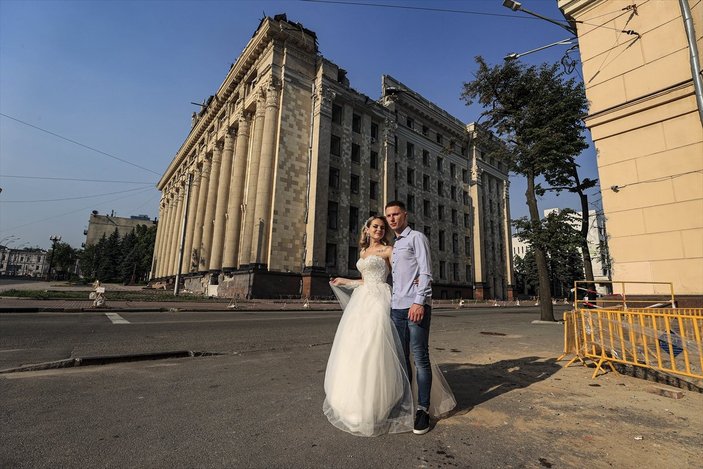 Ukrayna'da bombaların altında düğün yapıldı